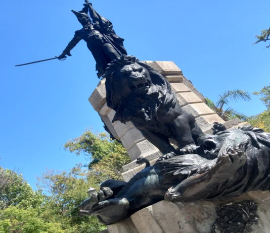 A História do Túmulo de Bento Gonçalves em Rio Grande-RS Estátua de um homem erguendo uma espada e abaixo dele dois leões brigando.