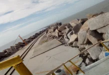 Os Molhes da Barra de Rio Grande no Cassino Extremidade final dos molhes da barra, com trilho de ferro para vagonetas sobre uma pista longa e estreita, cercadas por enormes pedras que fazem barreira com o oceano.