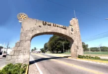 O Pórtico de Rio Grande: Um Marco Histórico que Costura a História da Cidade Foto do pórtico da cidade de Rio Grande. No fundo céu azul e algumas árvores.