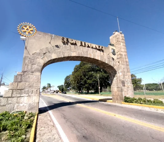 O Pórtico de Rio Grande: Um Marco Histórico que Costura a História da Cidade Foto do pórtico da cidade de Rio Grande. No fundo céu azul e algumas árvores.