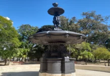 Chafariz das Três Graças Chafariz da praça Xavier Ferreira, sem água, num dia ensolarado de céu azul sem nuvens. Chafariz da praça Xavier Ferreira, sem água, num dia ensolarado de céu azul sem nuvens.