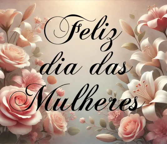 Parabéns pelo Dia Internacional das Mulheres Imagem retangular e suave com um arranjo delicado de flores em tons pastéis, como rosas e lírios, iluminadas por uma luz suave e quente. O fundo apresenta uma textura sutil com degradês suaves, criando uma atmosfera elegante e serena. A composição transmite romantismo e celebração, com a frase em letras cursivas pretas dizendo feliz dia das mulheres.