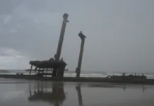 Naufrágio do Navio Altair na Praia do Cassino Carcaça de um naufragado navio parcialmente subterrado à beira da praia.